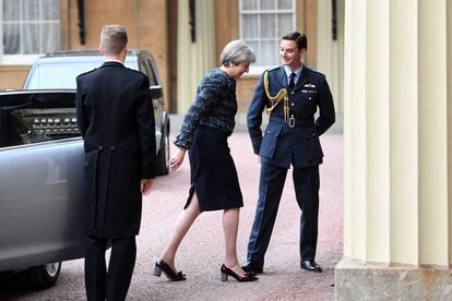 Theresa May llega ayer al Palacio de Buckingham tras disolver el Parlamento. 
