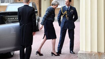 Theresa May llega ayer al Palacio de Buckingham tras disolver el Parlamento. 
