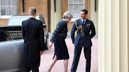 Theresa May llega ayer al Palacio de Buckingham tras disolver el Parlamento. 