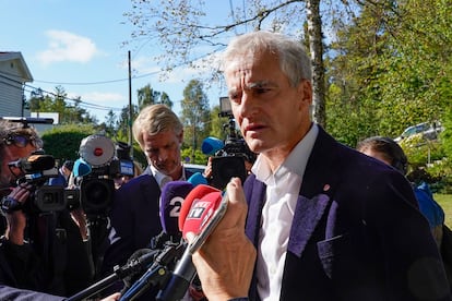 El líder laborista Jonas Gahr Stoere habla con los reporteros frente a su casa en Oslo, tras su victoria en las elecciones.