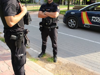 Imagen de archivo de dos agentes de Policía Nacional.