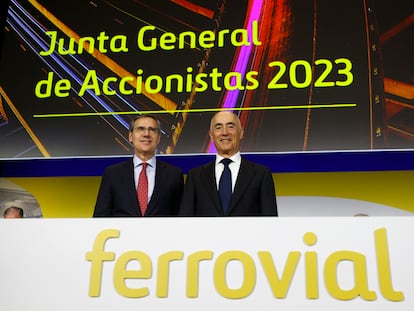 El presidente de Ferrovial, Rafael del Pino (a la derecha) y el consejero delegado, Ignacio Madridejos, durante una junta de accionistas de Ferrovial.