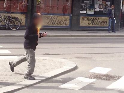 Fotograma del v&iacute;deo en el que se ve al hombre que se ha intentado prender fuego ante el tribunal de Oslo. 