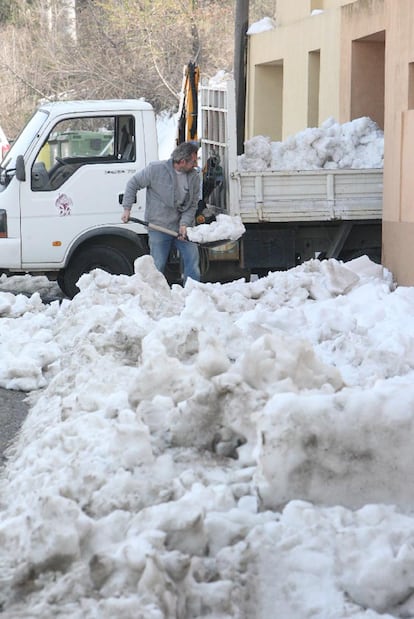 La nieve seguía ayer en diferentes poblaciones como se aprecia en La Bisbal d&#39;Empordà.