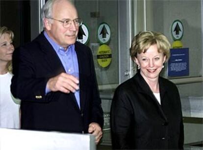 El vicepresidente, Dick Cheney, a la salida del hospital George Washington junto a su esposa Lynne y su hija Liz.