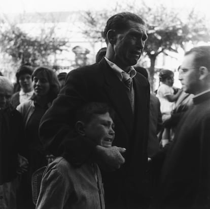 Manuel Ángel Calo y su hijo Juan Jesús lloran en el puerto de A Coruña al despedirse de sus familiares que parten a Argentina en 1957.
