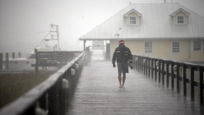 Una persona sale del club 'Bull River Yacht' al acabar los preparativos para la llegada del huracán Matthew, en Savannah (Estados Unidos). 