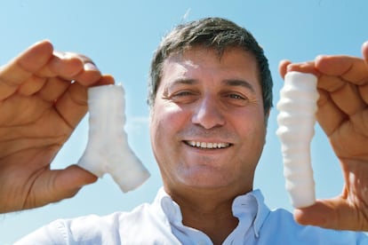 El cirujano Paolo Macchiarini muestra en 2011 las tráqueas de plástico que usaba en sus trasplantes