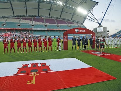 La selección de Gibraltar, a la izquierda, en el estadio Algarve de Faro, durante la ceremonia de los himnos.