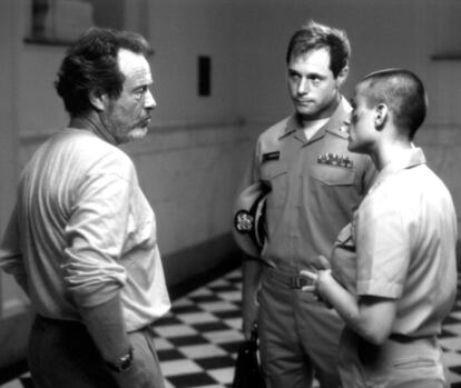 En la imagen Ridley Scott, director de la película 'La teniente O`Neill (G.I. JANE)' discute sobre una escena con los actores Demi Moore y Jason Beghe.