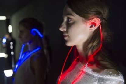 Los auriculares Meizu Halo incorporan un láser para iluminar el cable al ritmo de la música que escucha el usuario.