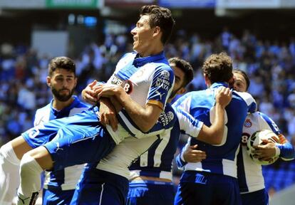 Los jugadores del Espanyol se abrazan tras un gol de Héctor Moreno.