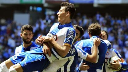 Los jugadores del Espanyol se abrazan tras un gol de Héctor Moreno. 
