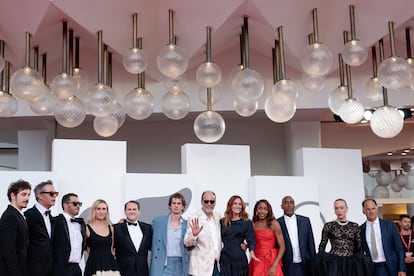 El director Luca Guadagnino y la guionista Nora Garrett junto a Julia Roberts, Ayo Edebiri, Andrew Garfield, Chloe Sevigny, y Michael Stuhlbarg elenco de 'After the Hunt', en la alfombra roja de este viernes, en el Festival de Cine de Venecia.
