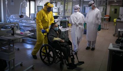 Sala de diàlisi per a pacients positius de la covid-19 de l'Hospital Clínic de Barcelona.