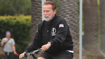 Arnold Schwarzenegger, en bicicleta por Santa Mónica.