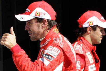 Alonso celebra la consecución de la <i>pole</i> en presencia de su compañero Massa.