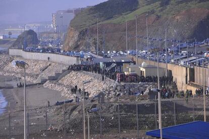 Un momento del incidente en la frontera de Ceuta.