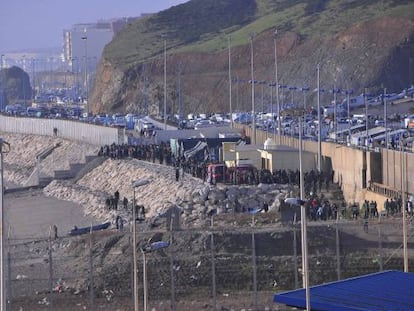 Un momento del incidente en la frontera de Ceuta.