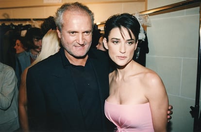 El respaldo definitivo de la moda. El 6 de julio de 1997 se celebró en parís uno de los desfiles más relevantes de la década, el último que Gianni Versace presentó nueve días antes de ser asesinado en Miami. En primera fila, Demi Moore epitomizaba toda la belleza de la década con su pelo corto y su escote rosa sin tirantes.