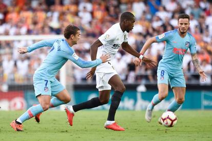 Kondogbia conduce el balón ante Griezmann y Saúl.