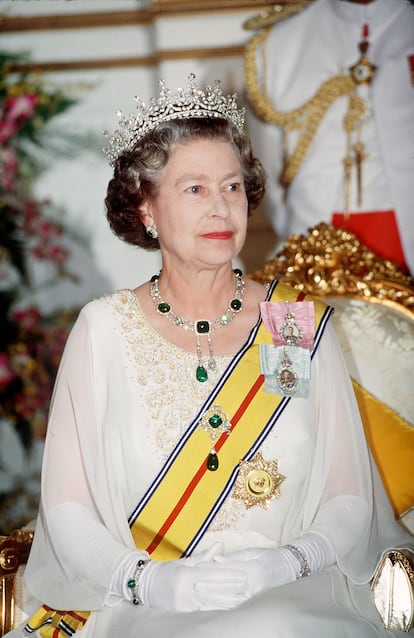 La reina Isabel II con la tiara regalo de su abuela, la reina María, y el collar de nueve esmeraldas y diamantes, en una cena en Kuala Lumpur, Malasia, en 1989.