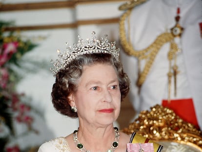 La reina Isabel II con la tiara regalo de su abuela, la reina María, y el collar de nueve esmeraldas y diamantes, en una cena en Kuala Lumpur, Malasia, en 1989.