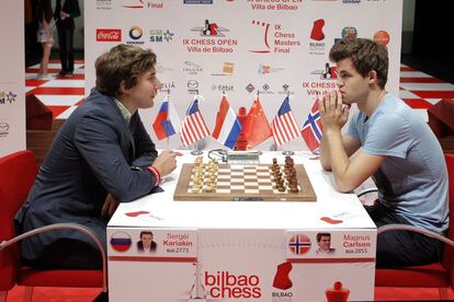 Kariakin y Carlsen posan ante la prensa durante el día de descanso en Bilbao