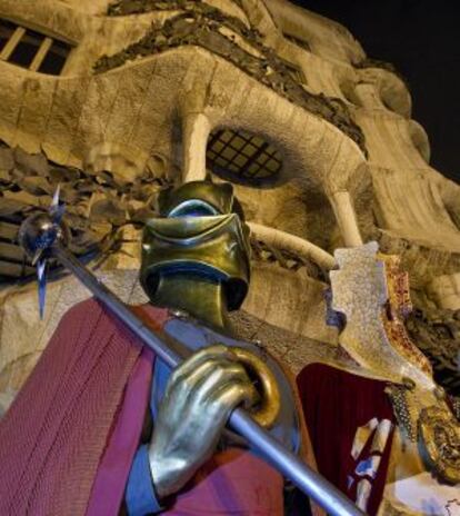 Dos de los gigantes con cabeza de chimenea de guerreros, delante de la fachada de La Pedrera.