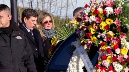 Diana L&oacute;pez-Pinel, y Juan Carlos Quer, a su salida del tanatorio madrile&ntilde;o de La Paz donde se le ofici&oacute; el pasado d&iacute;a 11 el funeral privado. 
