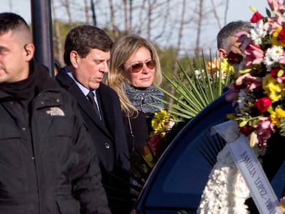 Diana L&oacute;pez-Pinel, y Juan Carlos Quer, a su salida del tanatorio madrile&ntilde;o de La Paz donde se le ofici&oacute; el pasado d&iacute;a 11 el funeral privado. 