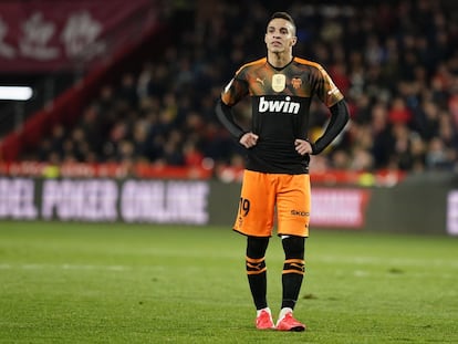 Rodrigo Moreno, tras finalizar un partido ante el Granada la pasada temporada.