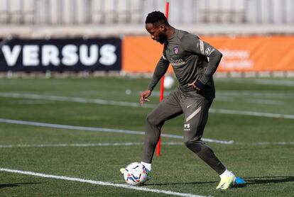 El delantero francés del Atlético de Madrid Moussa Dembélé durante un entrenamiento.