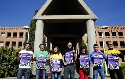 Miembros de la Plataforma en Defensa de l'Ensenyament Públic, con los carteles de la huelga prevista esta jueves contra la LOMCE.