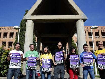 Miembros de la Plataforma en Defensa de l&#039;Ensenyament P&uacute;blic, con los carteles de la huelga prevista esta jueves contra la LOMCE. 