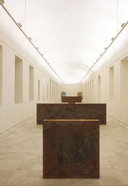Fotografía sin datar de la escultura de Richard Serra <i>Equal-Parallel / Guernica-Bengasi</i> en el Reina Sofía.