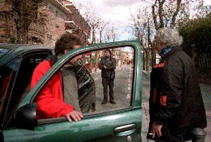 Carmelo Gómez, al fondo, durante el rodaje de la película Nos miran.