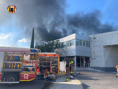Un camión de bomberos participa en al extinción del incendio de una nave industrial en Albuixech.