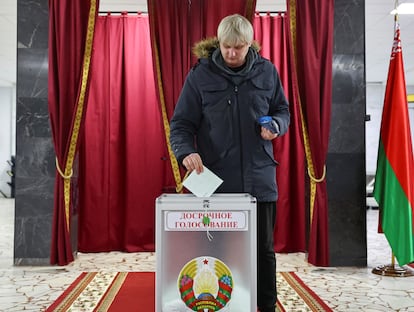 Un elector participa este viernes en el voto anticipado de los comicios presidenciales bielorrusos del domingo en Minsk.