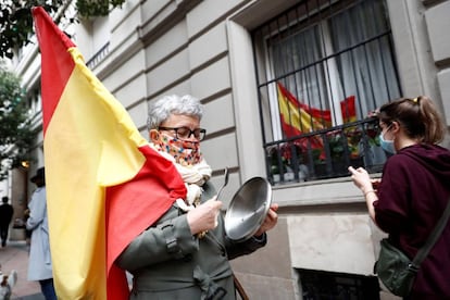 Veïns del barri madrileny de Salamanca es manifesten contra el Govern espanyol per la seva gestió de la pandèmia.