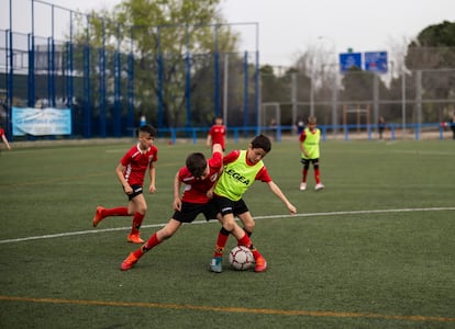 Varios niños del club Racing Villaverde entrenan en el campo David Diez de la Cruz, en Villaverde (Madrid) el 19 de marzo de 2024. 