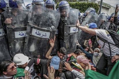 Uns estudiants s'enfronten amb la policia antidisturbis durant una manifestaci antigovernamental a Alger, el 21 de maig del 2019.