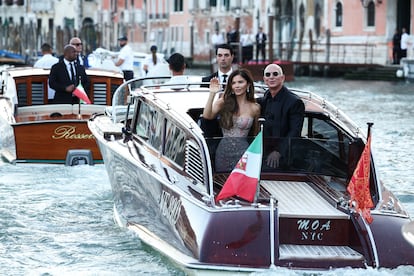 Jeff Bezos y Lauren Sánchez salían el sábado de un hotel en el tercer día de la celebración de su boda, en Venecia.