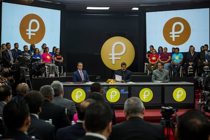 O presidente venezuelano, Nicolás Maduro (centro), fez o anúncio em uma coletiva de imprensa acompanhado do vice-presidente, Tareck O Aissami (esq.) e o presidente do Banco Central de Venezuela, Ramón Lobo (dir.).