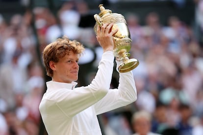 Jannik Sinner levanta el trofeo de Wimbledon tras vencer en la final a Carlos Alcaraz.