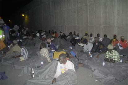 Los 69 inmigrantes que llegaron esta madrugada en un cayuco al puerto de Playa de Santiago, en el municipio Alajeró, en La Gomera.