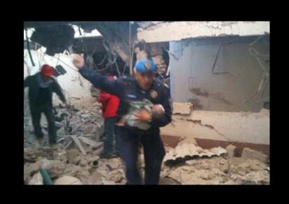 Un policía rescata a un bebé en el Hospital materno infantil. Fotografía distribuida por el reportero Carlos Jiménez