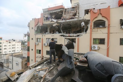 Edificio dañado por un bombardeo israelí en Gaza capital, este martes.