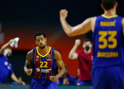 Higgins y Mirotic celebran una canasta ante el Armani Milán en la semifinal de la Euroliga en Colonia.