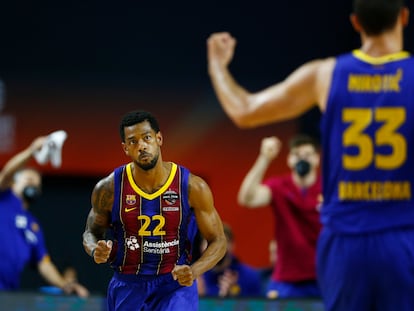 Higgins y Mirotic celebran una canasta ante el Armani Milán en la semifinal de la Euroliga en Colonia.